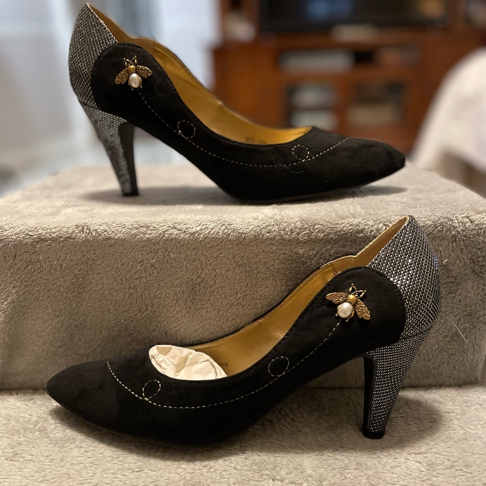 Bellini Bea pumps size 10W with bee and metal heel detail